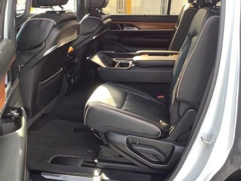 Used 2023 Jeep Grand Wagoneer Series III image 12