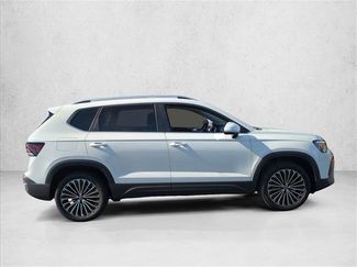 Used 2025 Volkswagen Taos SE w/ Panoramic Sunroof Package video 4