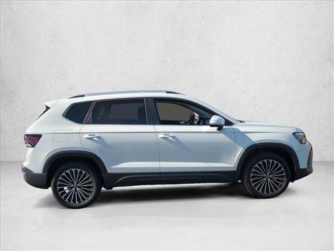 Used 2025 Volkswagen Taos SE w/ Panoramic Sunroof Package image 4