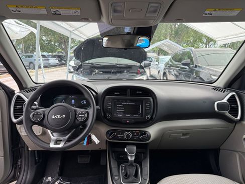 Used 2025 Kia Soul LX w/ LX Technology Package FWD image 30