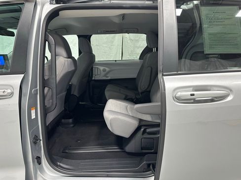 Used 2025 Toyota Sienna LE image 45