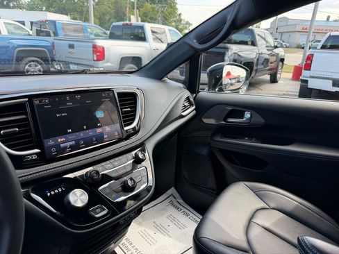 Used 2025 Chrysler Pacifica Select FWD image 22