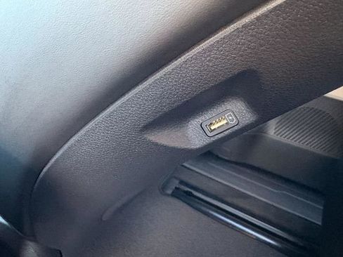 Used 2023 Kia Carnival LX image 31