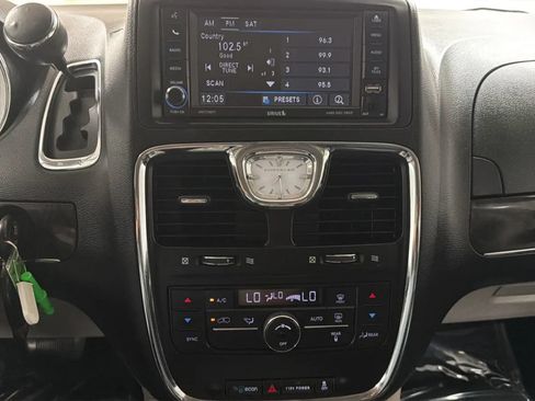 Used 2016 Chrysler Town & Country Touring FWD image 14
