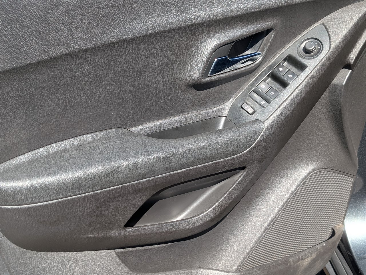 Used 2018 Chevrolet Trax LT w/ LPO, Cargo Package FWD image 15
