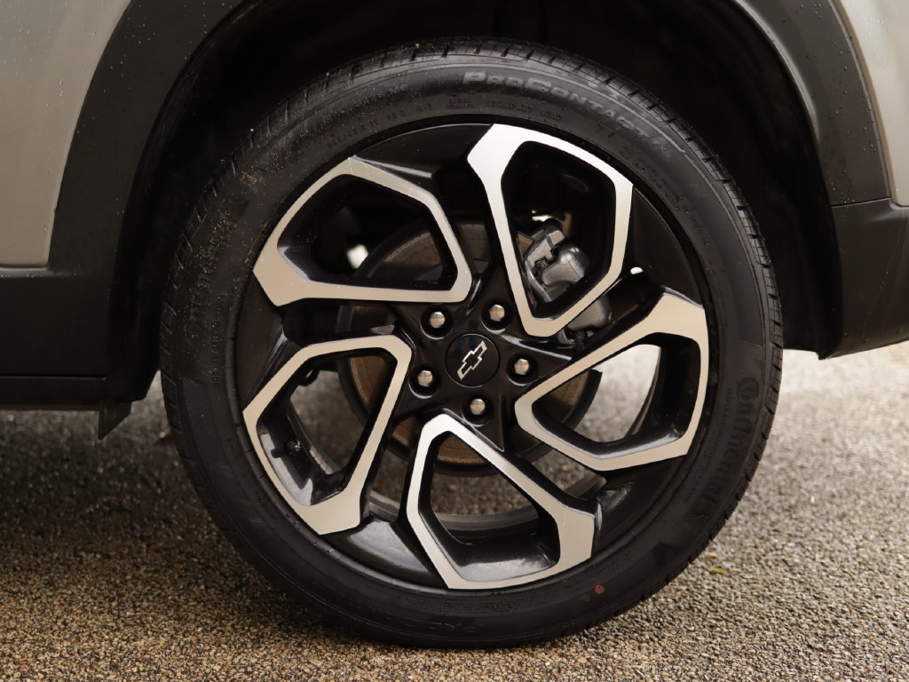 Used 2025 Chevrolet Trax RS w/ Sunroof Package FWD image 36
