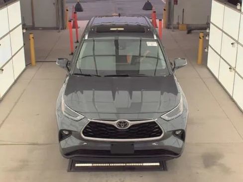 Used 2021 Toyota Highlander XLE AWD/4WD image 2