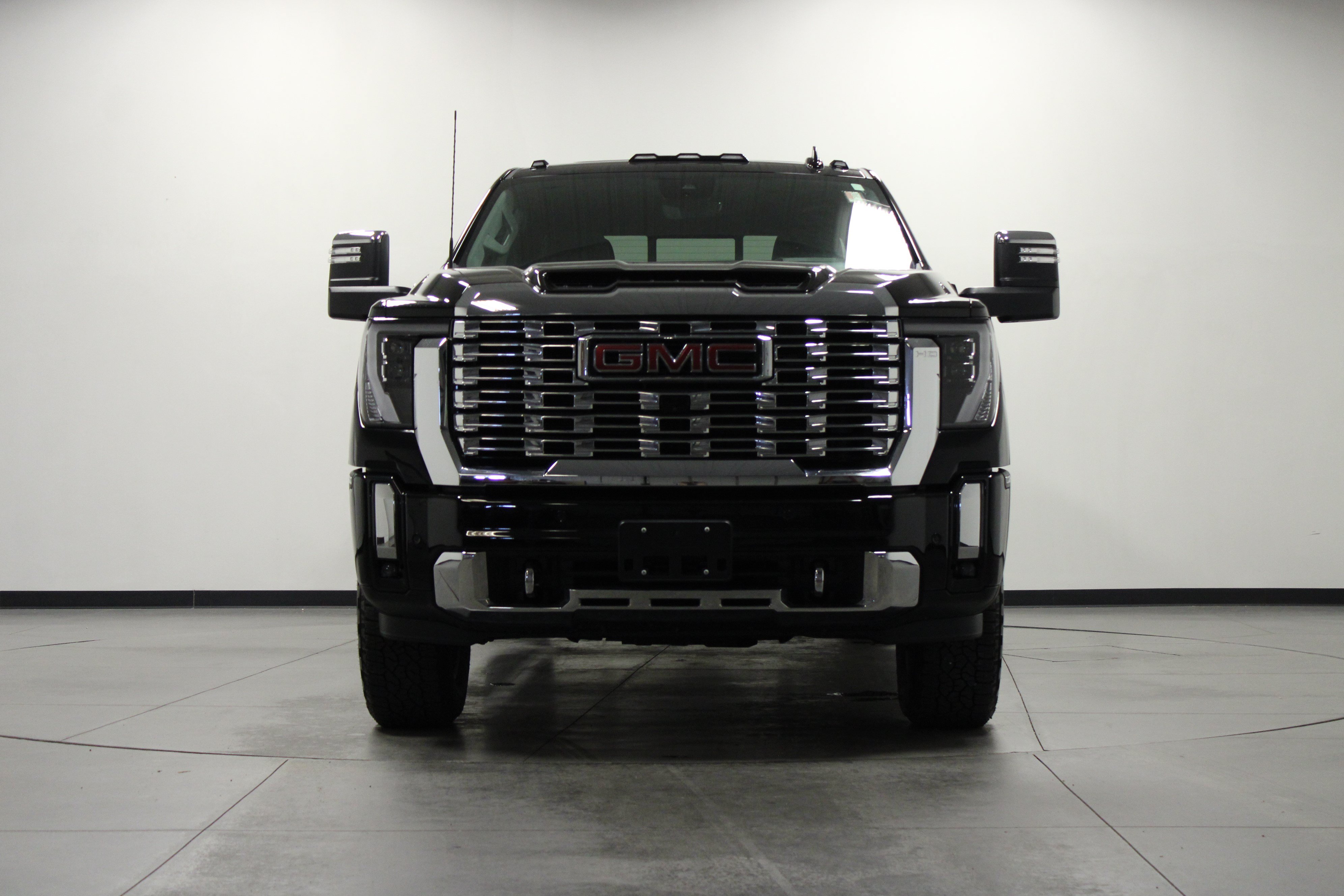 Used 2025 GMC Sierra 2500 Denali w/ Technology Package AWD/4WD image 9
