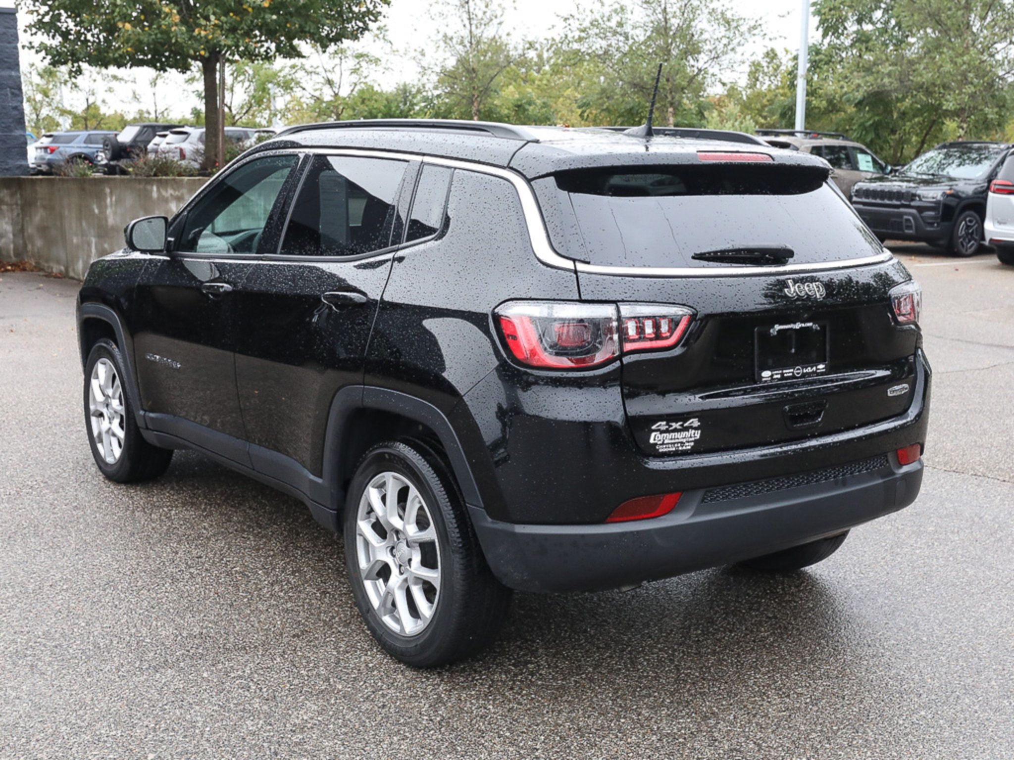 Used 2023 Jeep Compass Latitude AWD/4WD image 4