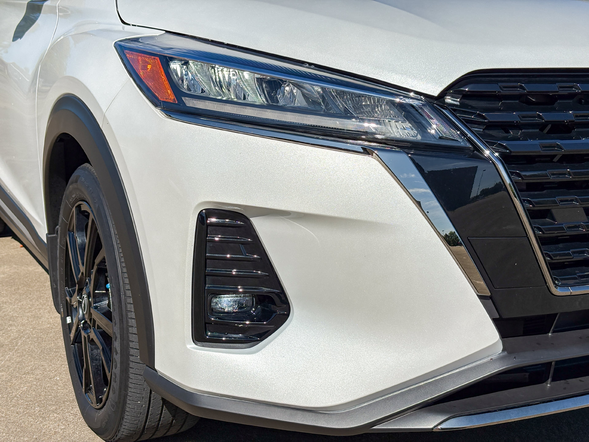 Used 2024 Nissan Kicks SR w/ SR Premium Package FWD image 2
