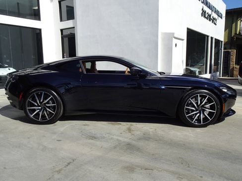 Used 2021 Aston Martin DB11 Coupe image 8