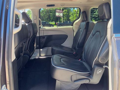 Used 2023 Chrysler Pacifica Limited FWD image 14