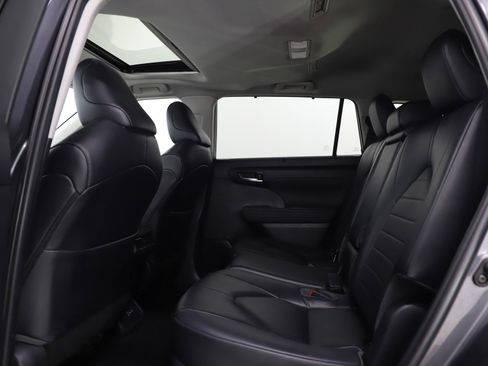 Used 2023 Toyota Highlander XLE image 19