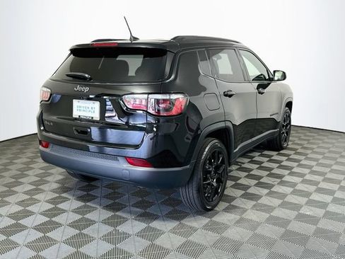 Used 2025 Jeep Compass Latitude w/ Convenience Group AWD/4WD image 8