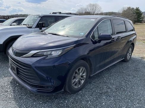 Used 2024 Toyota Sienna LE image 2