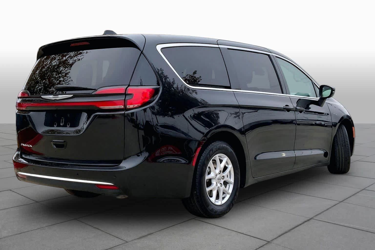 Used 2023 Chrysler Pacifica Touring-L FWD image 13