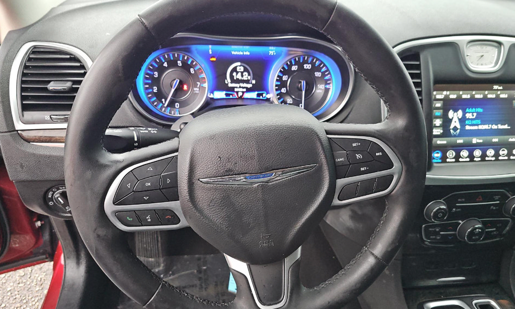 Used 2023 Chrysler 300 Touring L w/ Comfort Group RWD image 9