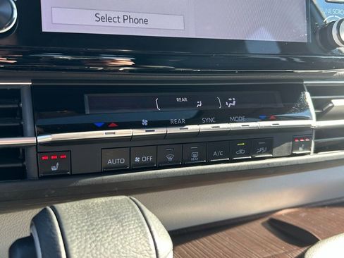 Used 2024 Toyota Sienna XLE image 28