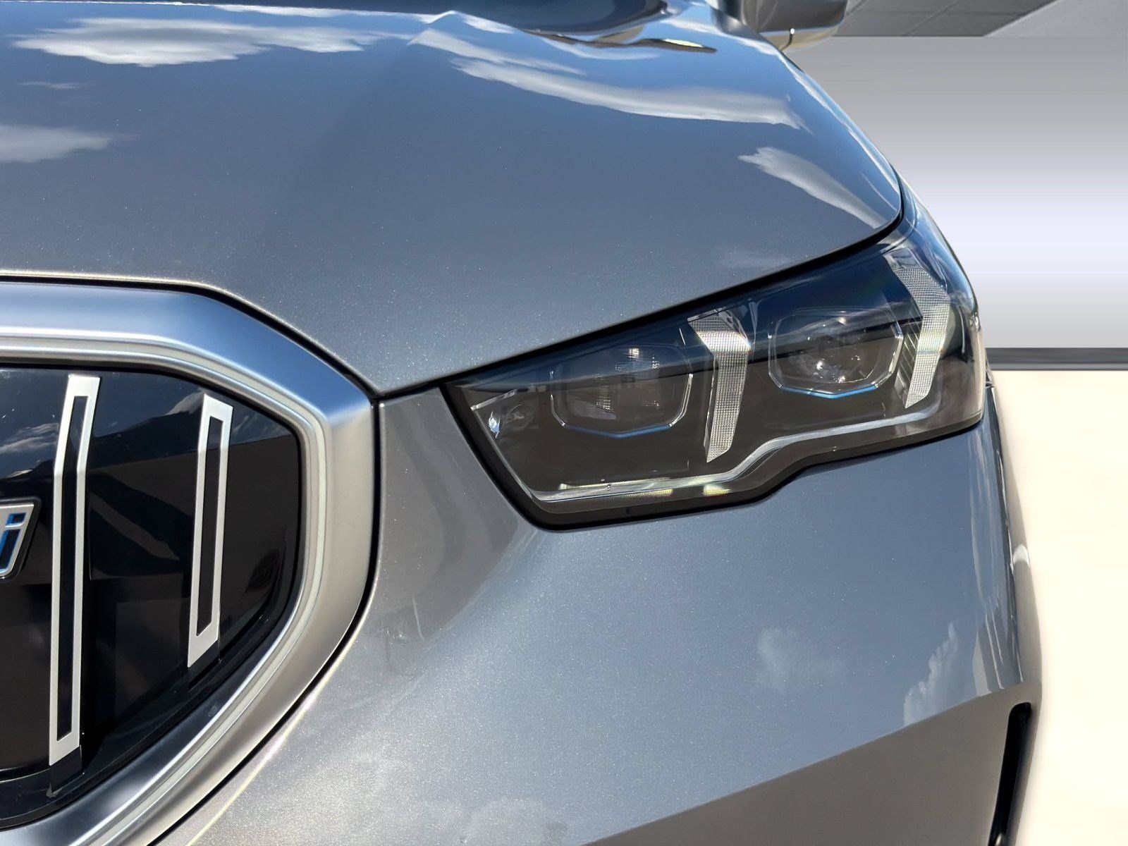 New 2027 BMW i5 eDrive40 w/ Premium Package RWD image 11