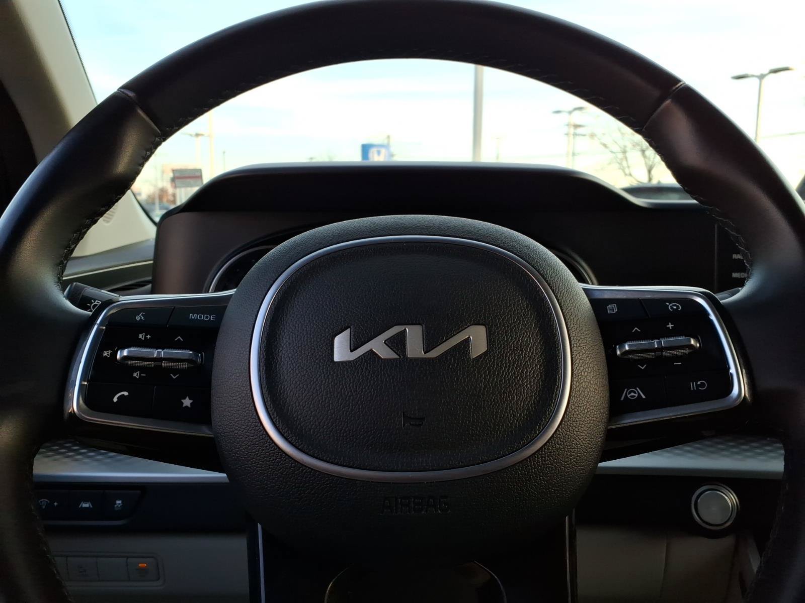 Used 2024 Kia Carnival LX FWD image 24