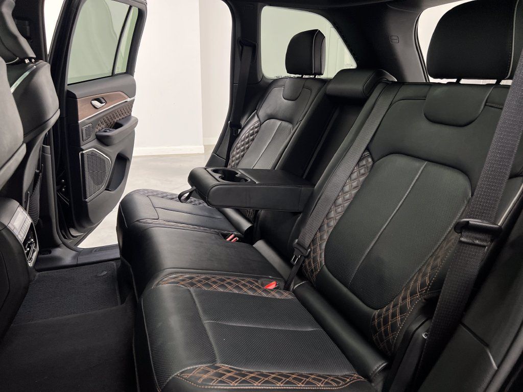 Used 2025 Jeep Grand Cherokee Summit w/ Obsidian Package AWD/4WD image 18