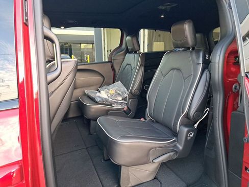 New 2026 Chrysler Pacifica Limited w/ Uconnect Theater Family Group image 12