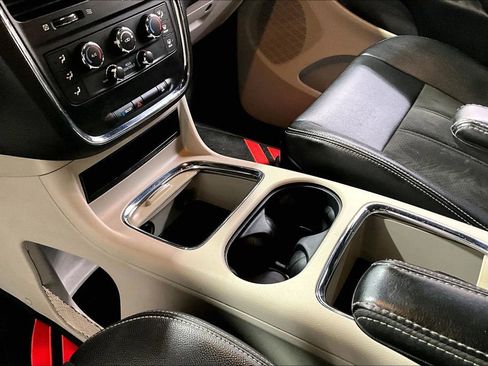 Used 2020 Dodge Grand Caravan SXT image 18