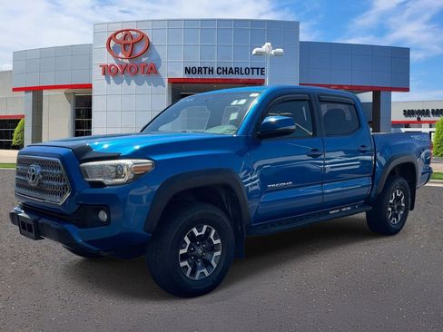 Used 2017 Toyota Tacoma TRD Off-Road AWD/4WD image 3