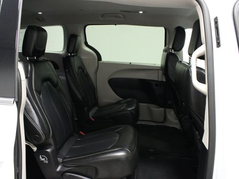Used 2023 Chrysler Pacifica Touring-L FWD image 16