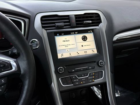 Used 2018 Ford Fusion SE w/ Equipment Group 602A FWD image 32
