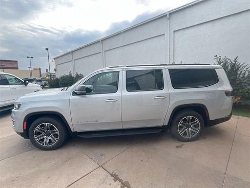 Used 2024 Jeep Wagoneer L Series II w/ Flexible Seating Group image 4