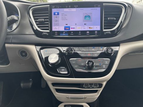 Used 2024 Chrysler Pacifica Touring-L image 18