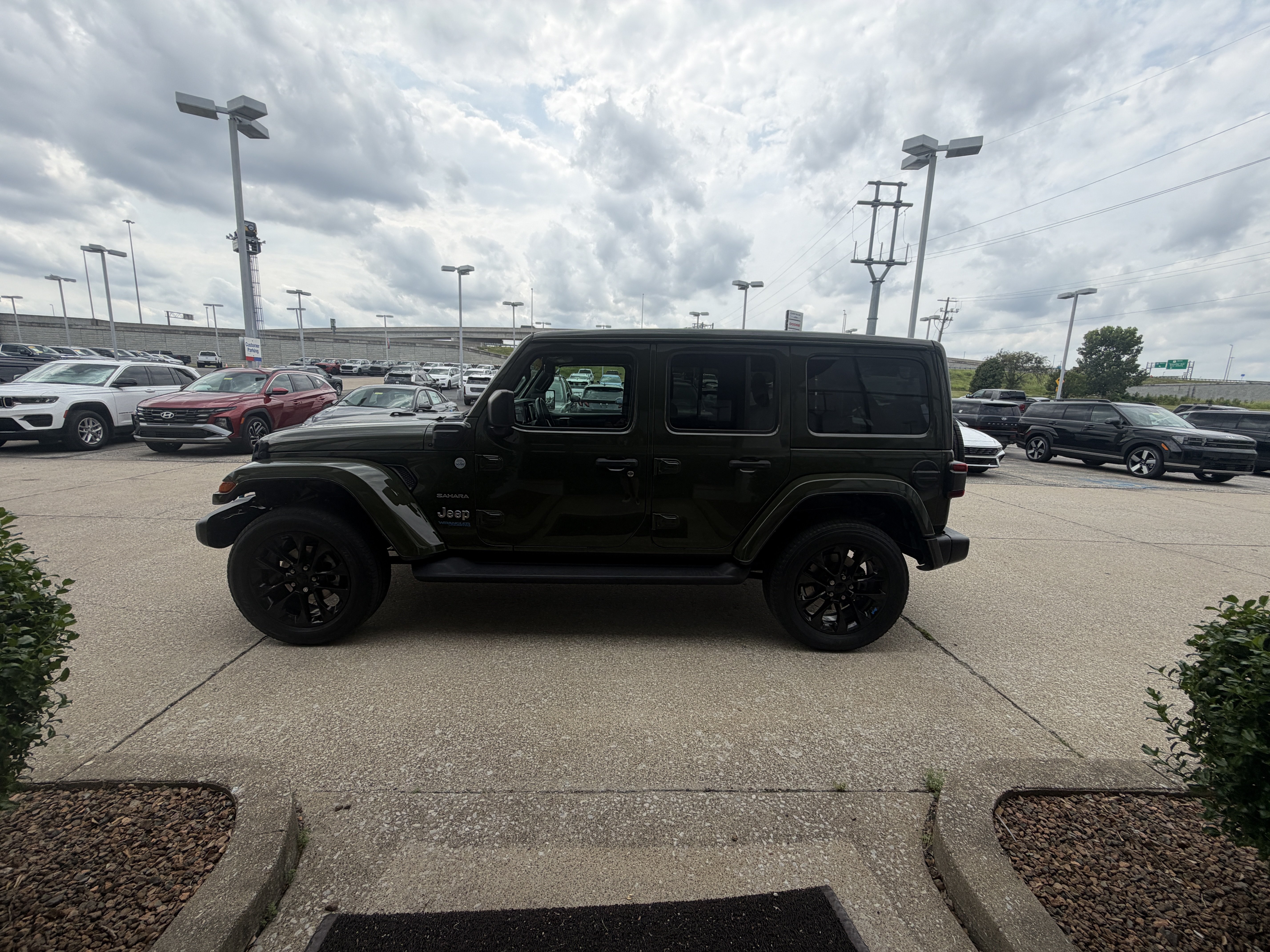 Used 2022 Jeep Wrangler Unlimited Sahara w/ Cold Weather Group AWD/4WD image 18
