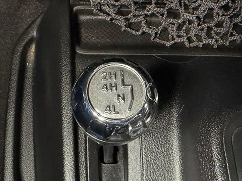 Used 2015 Jeep Wrangler Unlimited Rubicon w/ Connectivity Group AWD/4WD image 30