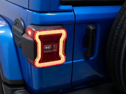 Used 2024 Jeep Wrangler Sahara image 31