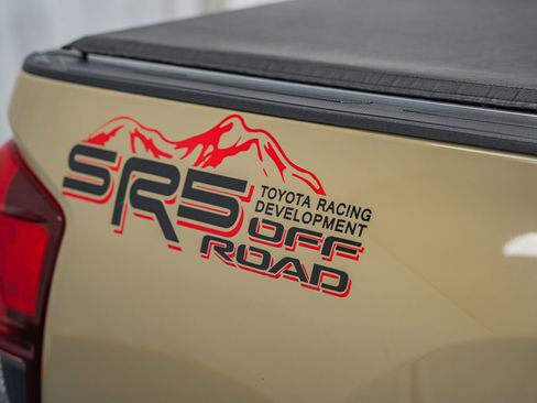 Used 2018 Toyota Tacoma SR5 AWD/4WD image 28