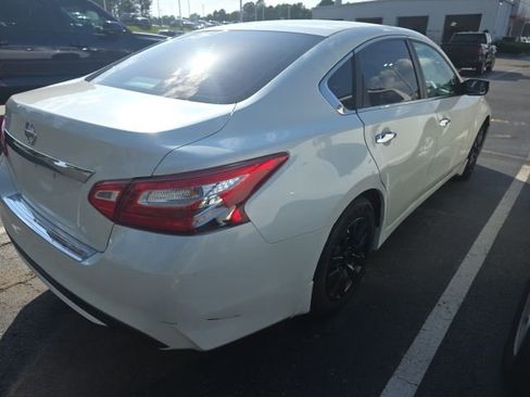 Used 2017 Nissan Altima 2.5 S w/ Interior Lighting Package FWD image 6