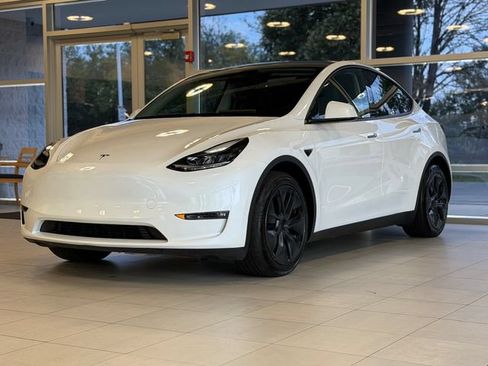 Used 2024 Tesla Model Y Long Range AWD/4WD image 3