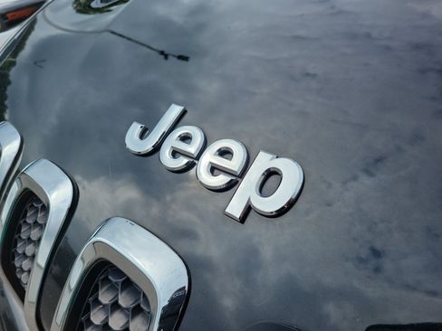 Used 2016 Jeep Cherokee Latitude AWD/4WD image 2