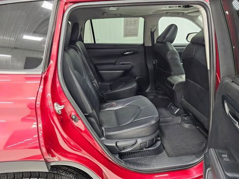 Used 2021 Toyota Highlander XLE image 10