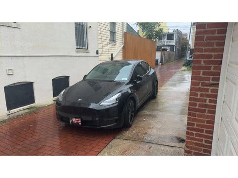 Used 2023 Tesla Model Y Performance AWD/4WD image 1