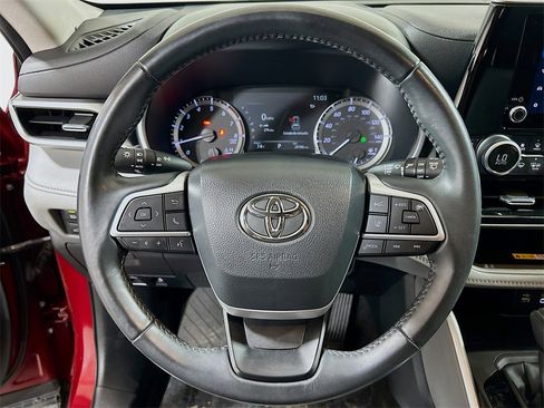Used 2023 Toyota Highlander XLE image 9