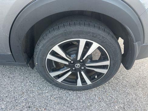 Used 2019 Nissan Kicks SV image 9