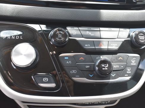 Used 2024 Chrysler Pacifica Touring-L FWD image 27