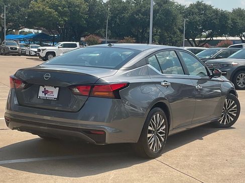 Used 2025 Nissan Altima 2.5 SV FWD image 4