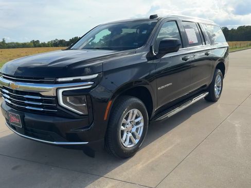 Used 2025 Chevrolet Suburban LT AWD/4WD image 5