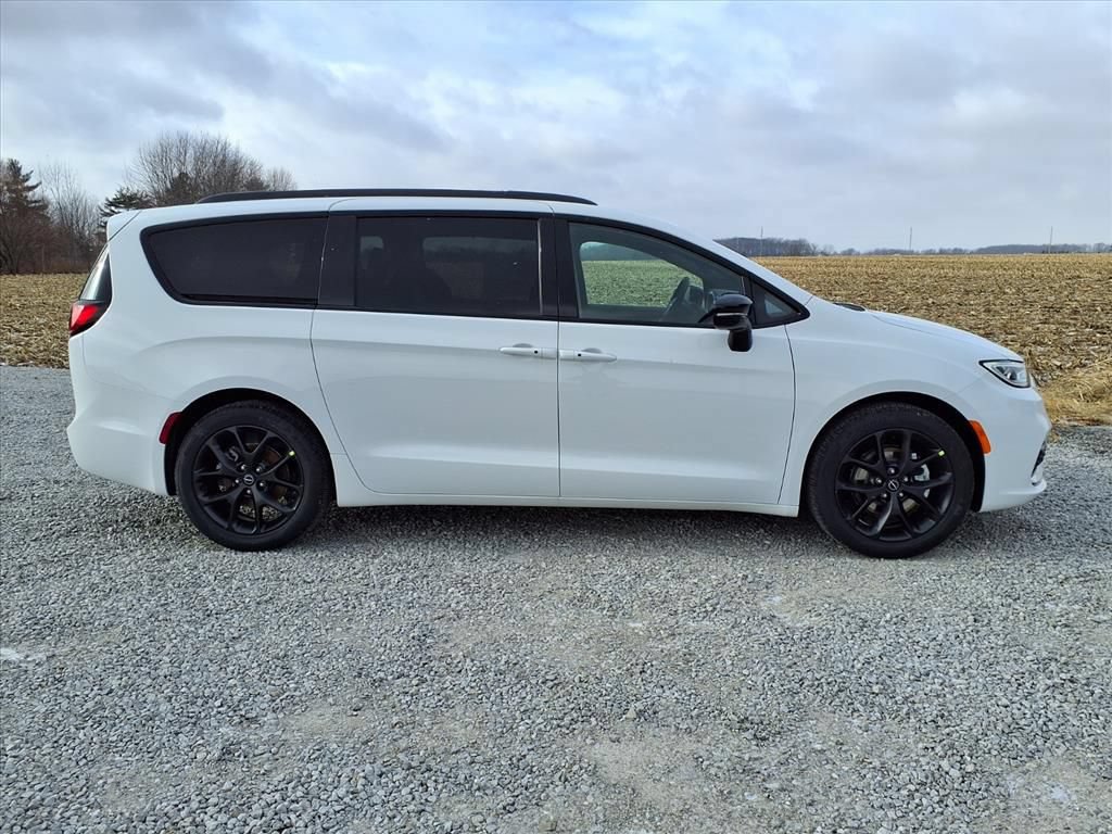New 2026 Chrysler Pacifica Select w/ S Appearance Package FWD image 28