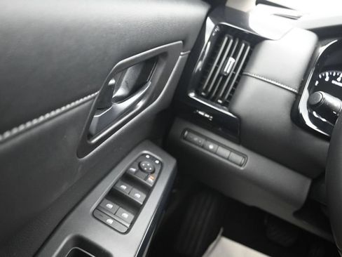 Used 2024 Nissan Pathfinder SV FWD image 8