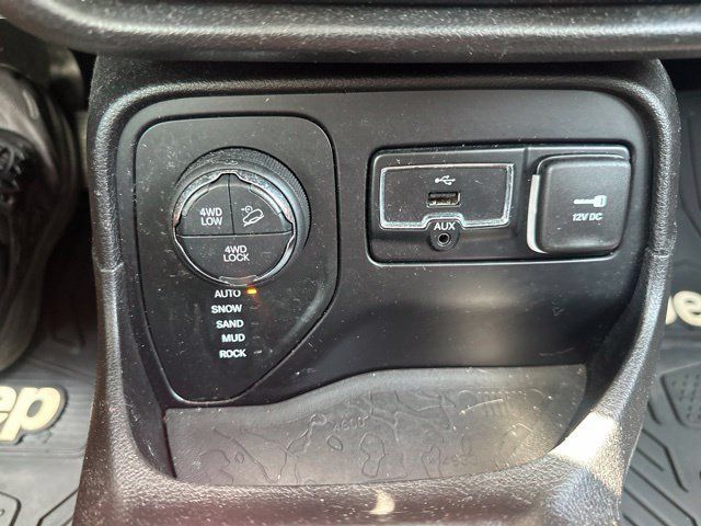 Used 2015 Jeep Renegade Trailhawk AWD/4WD image 19