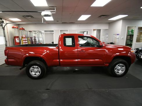 Used 2017 Toyota Tacoma SR w/ SR Convenience Package AWD/4WD image 8